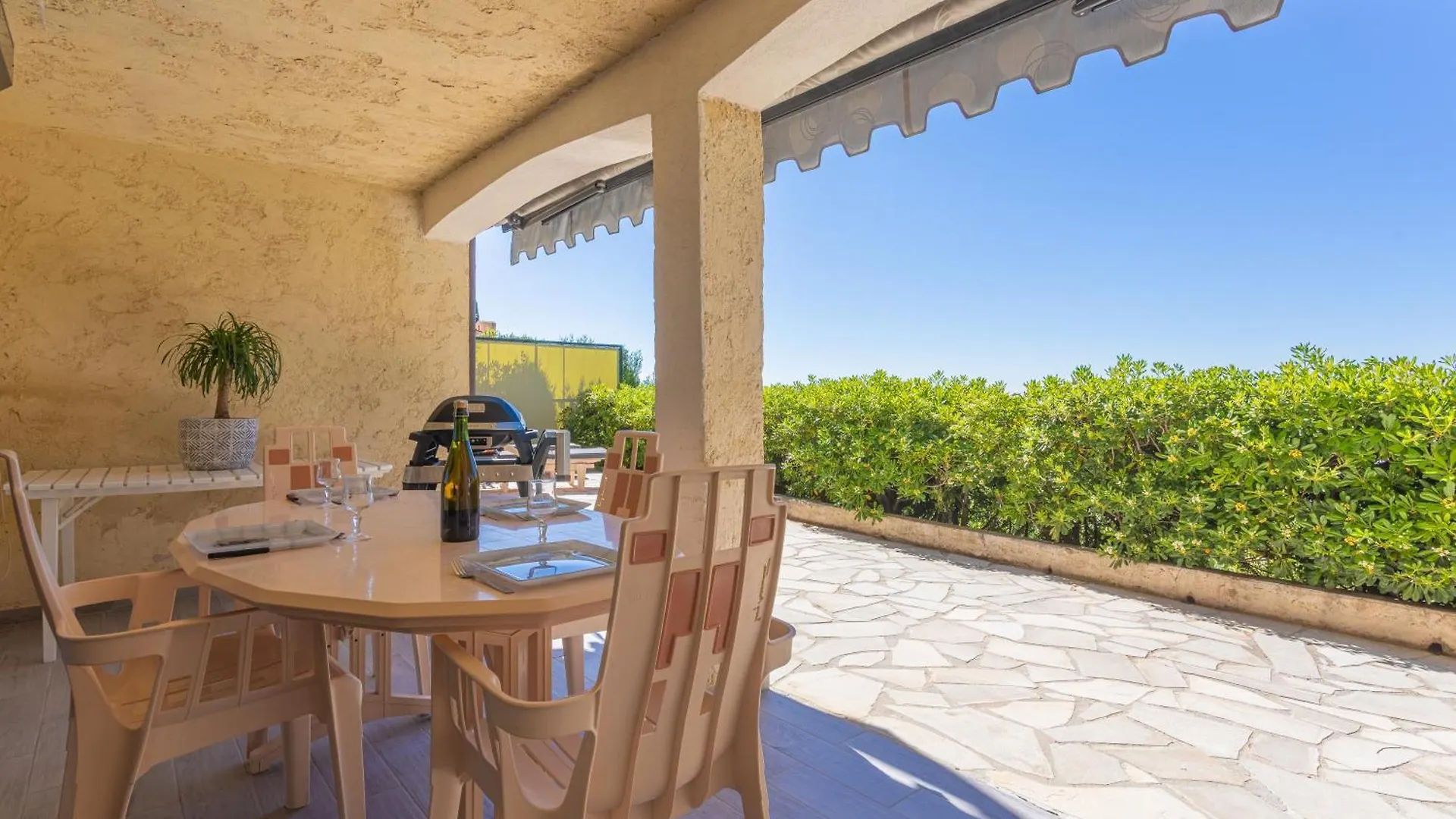 Appart Rez De Jardin Vue Mer Cavalaire-sur-Mer 0*,  Fransa